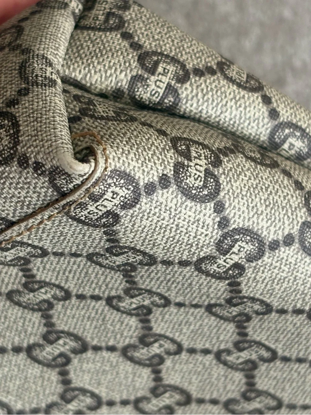 Auth Gucci Supreme Crossbody bag medium Vintage